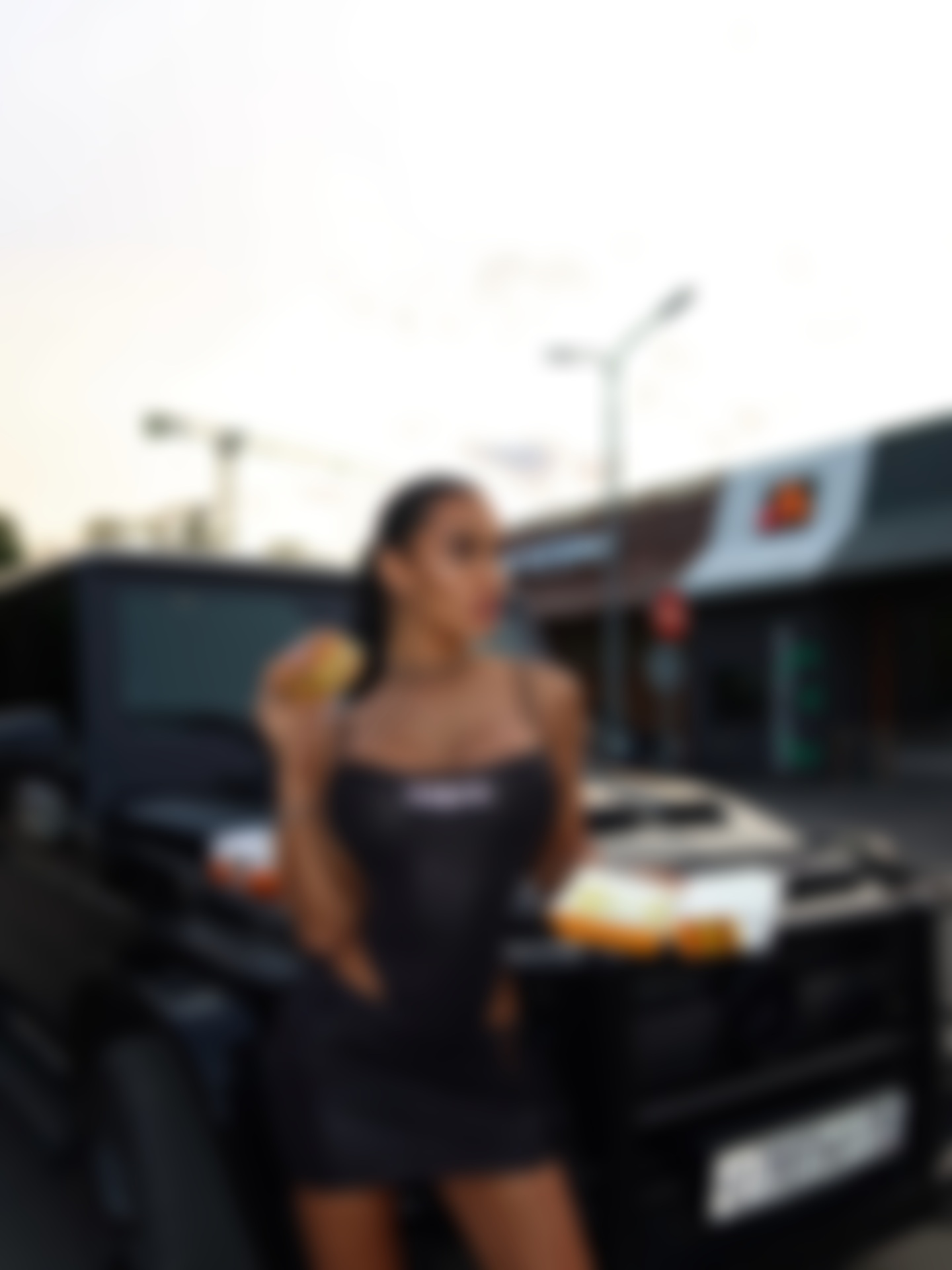 Эскорт Дубай Алена Черновол - у бассейна в роскошном отеле