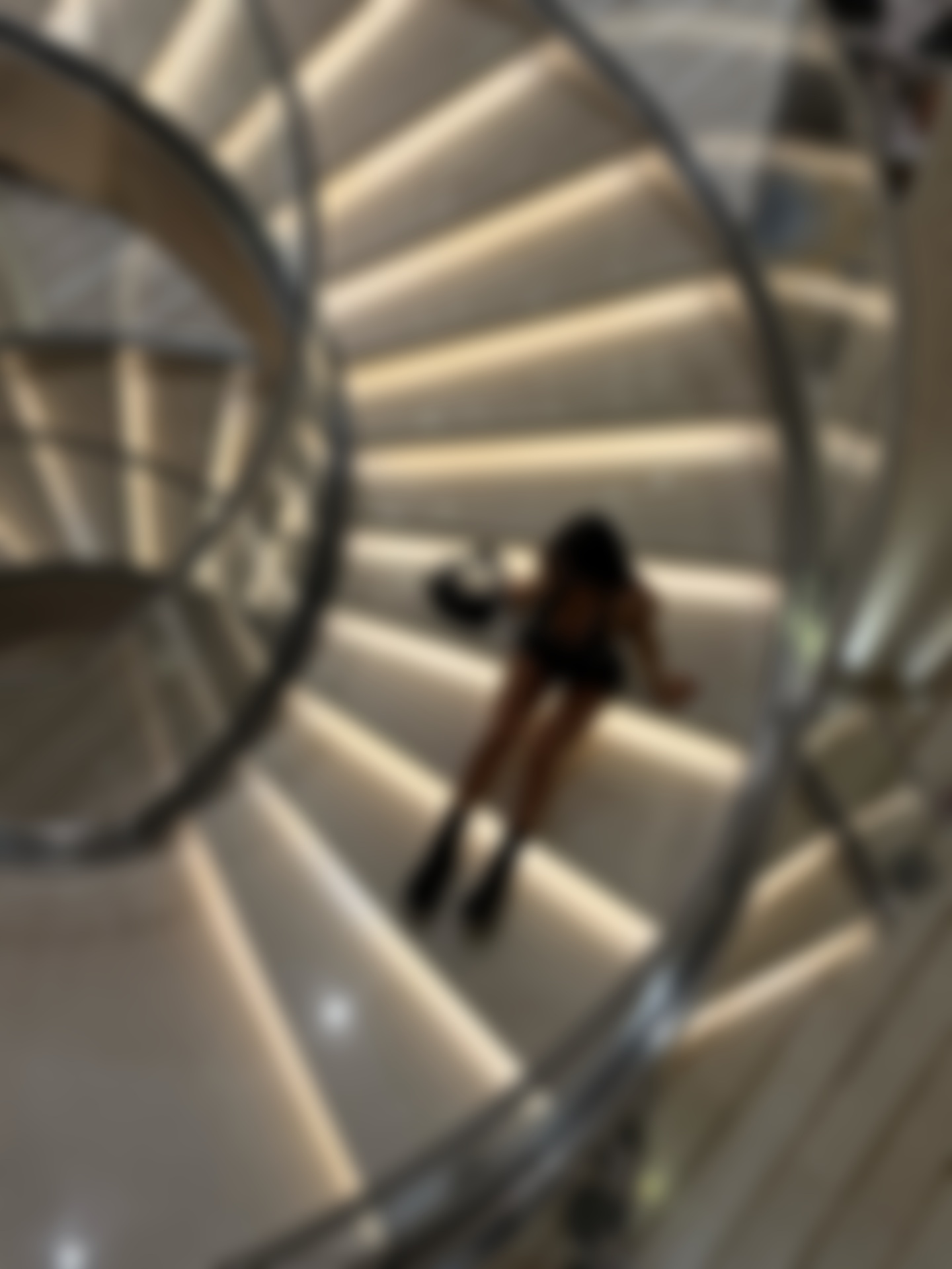 Эскорт для съемок и мероприятий - стильная брюнетка Алена