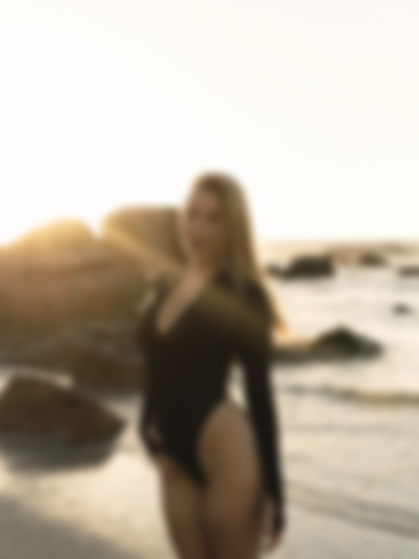 Амалия Девис эскорт Москва - пышная блондинка для бизнес-встреч