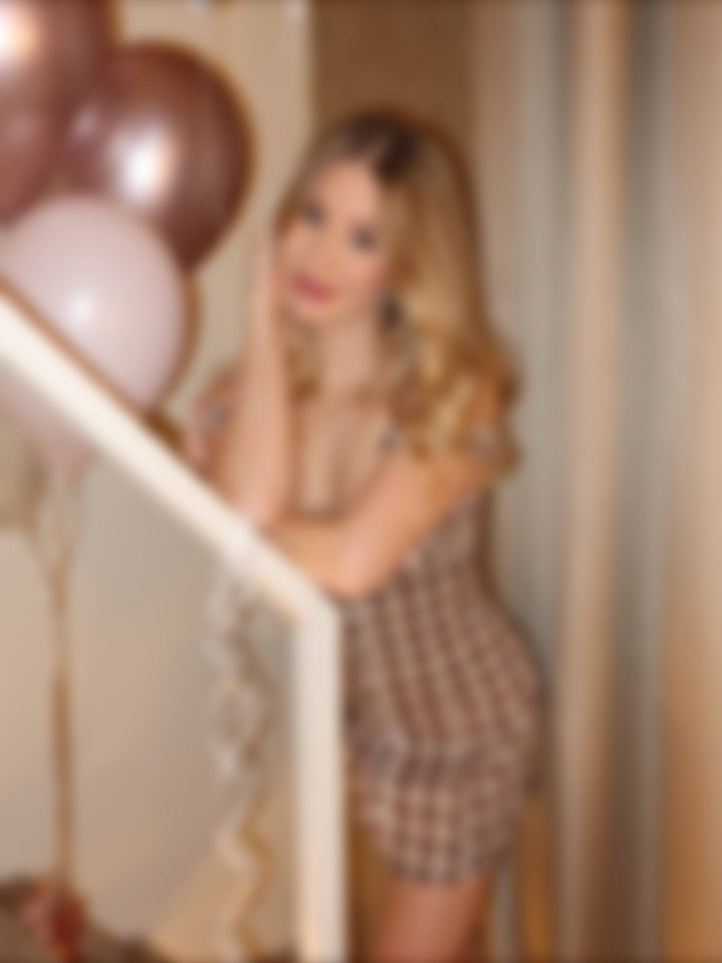 Эскорт Европа Амалия Девис - натуральная фигура для светских мероприятий