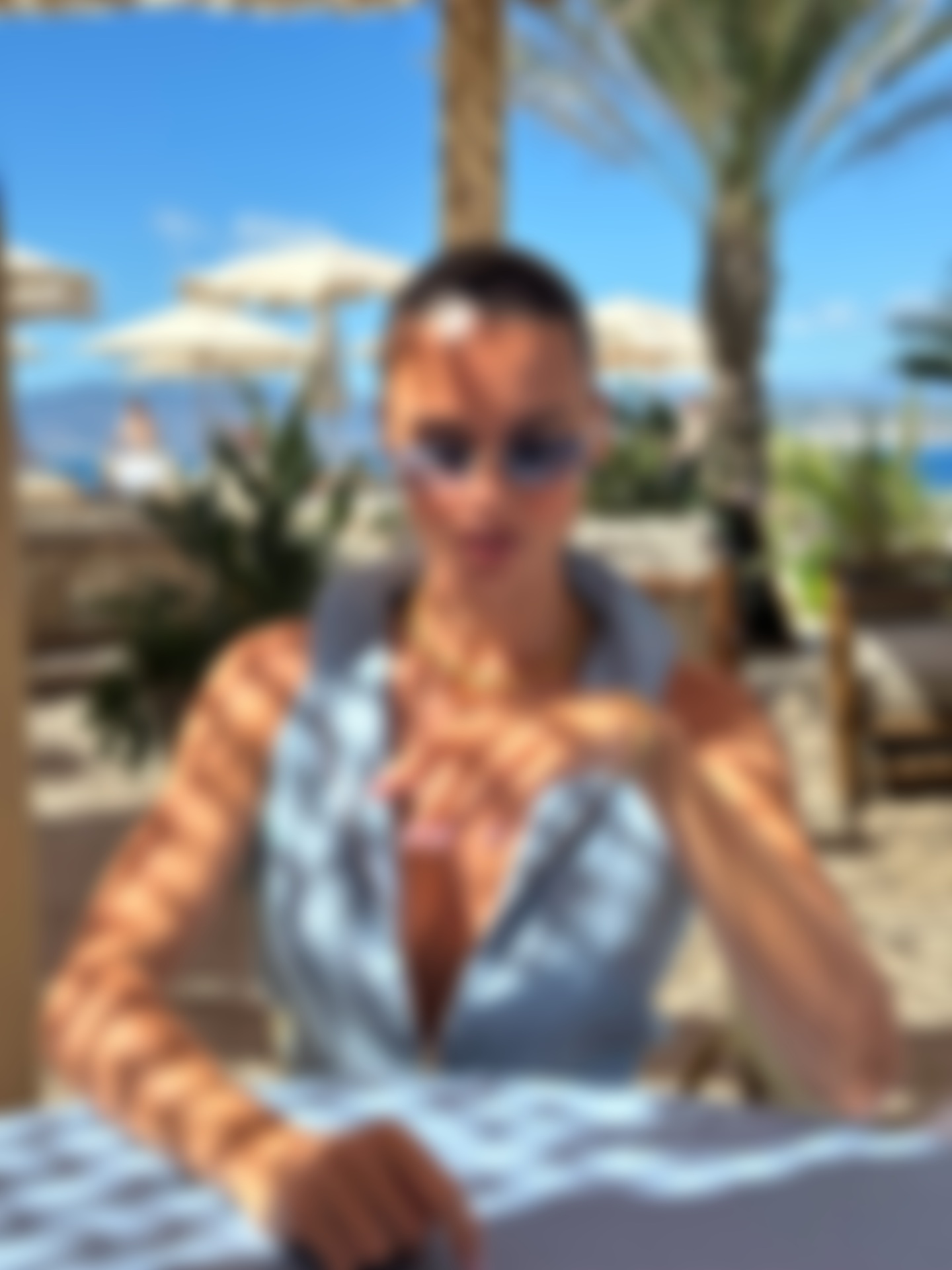 VIP эскорт модель с карими глазами для имиджа и отношений