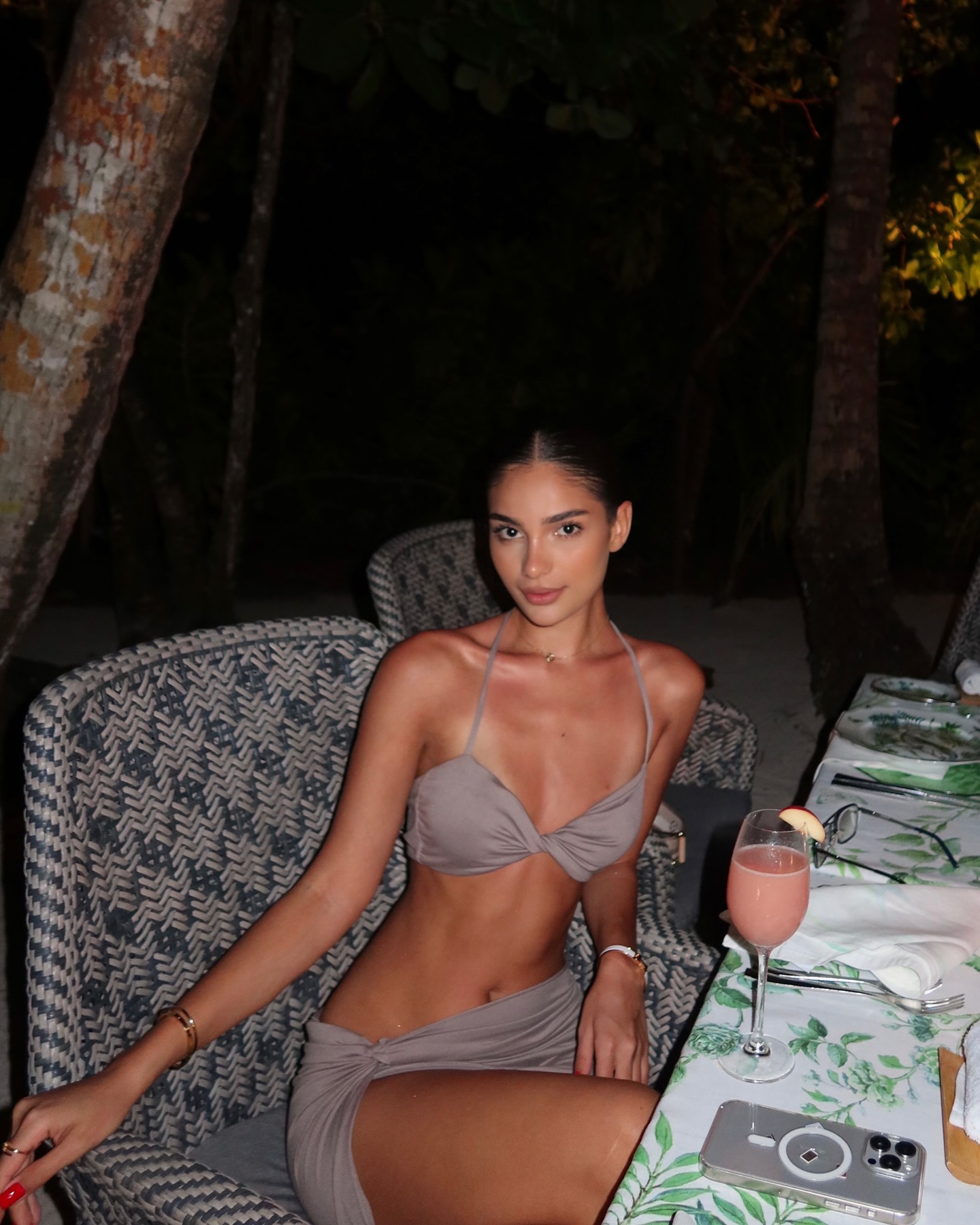 Zuzu роскошная эскорт модель в Париже